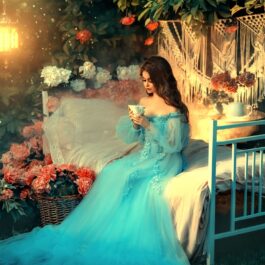O femeie frumoasă care poartă o rochie albastră și stă pe un pat pentru a ilustra una dintre cele patru zodii care sunt atente la curățenie