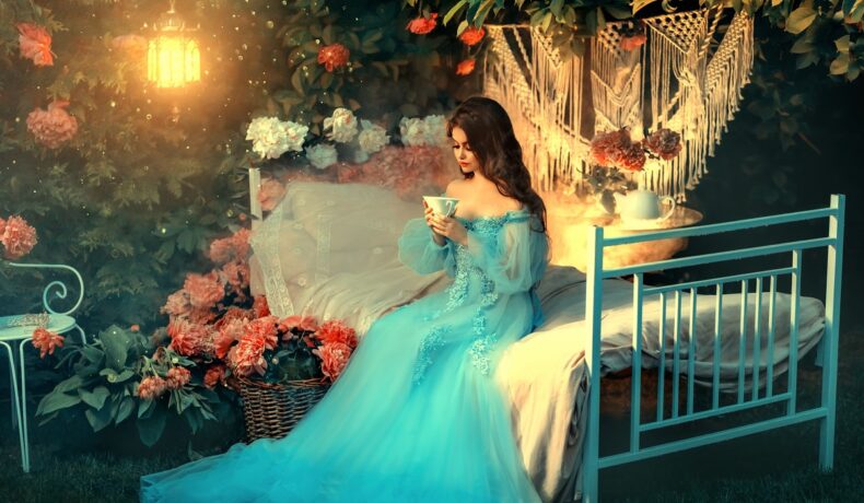 O femeie frumoasă care poartă o rochie albastră și stă pe un pat pentru a ilustra una dintre cele patru zodii care sunt atente la curățenie