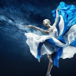 O balerină într-o rochie albastră cu alb pentru a ilustra una dintre cele tri zodii ghinioniste în ziua de 4 iunie 2023