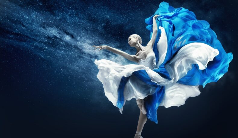 O balerină într-o rochie albastră cu alb pentru a ilustra una dintre cele tri zodii ghinioniste în ziua de 4 iunie 2023