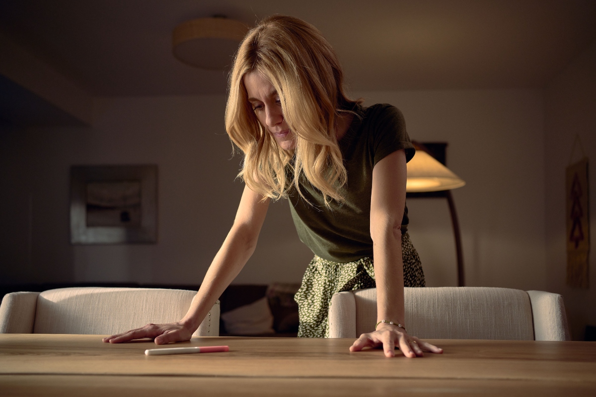 Alexandra Jiménez, cu mâinile pe o masă, în timpul filmărilor pentru Secret Obsession