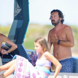 Andrea Pirlo în timp c stă pe barcă alături de familie