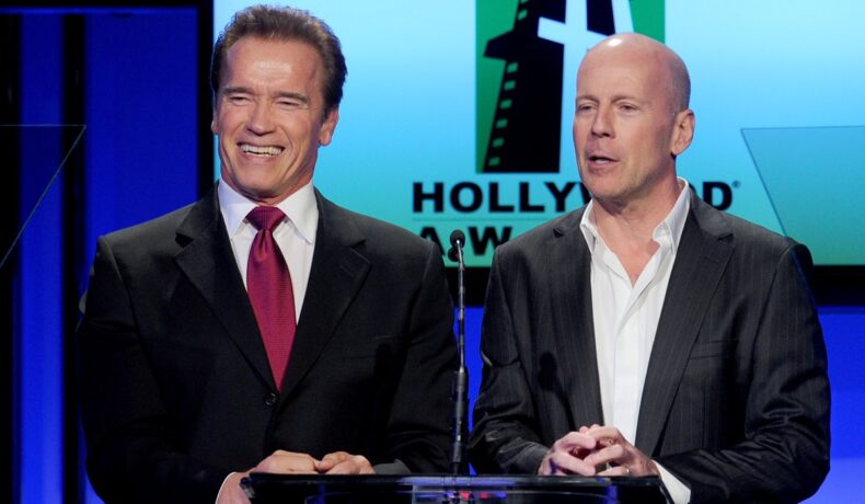 Arnold Schwarzenegger și Bruce Willis pe scenă la Hollywood Awards Gala