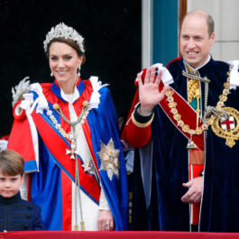 Kate Middleton, pe balconul Palatului Buckingham, alături de Prințul William și Louis, după încoronarea Regelui Charles