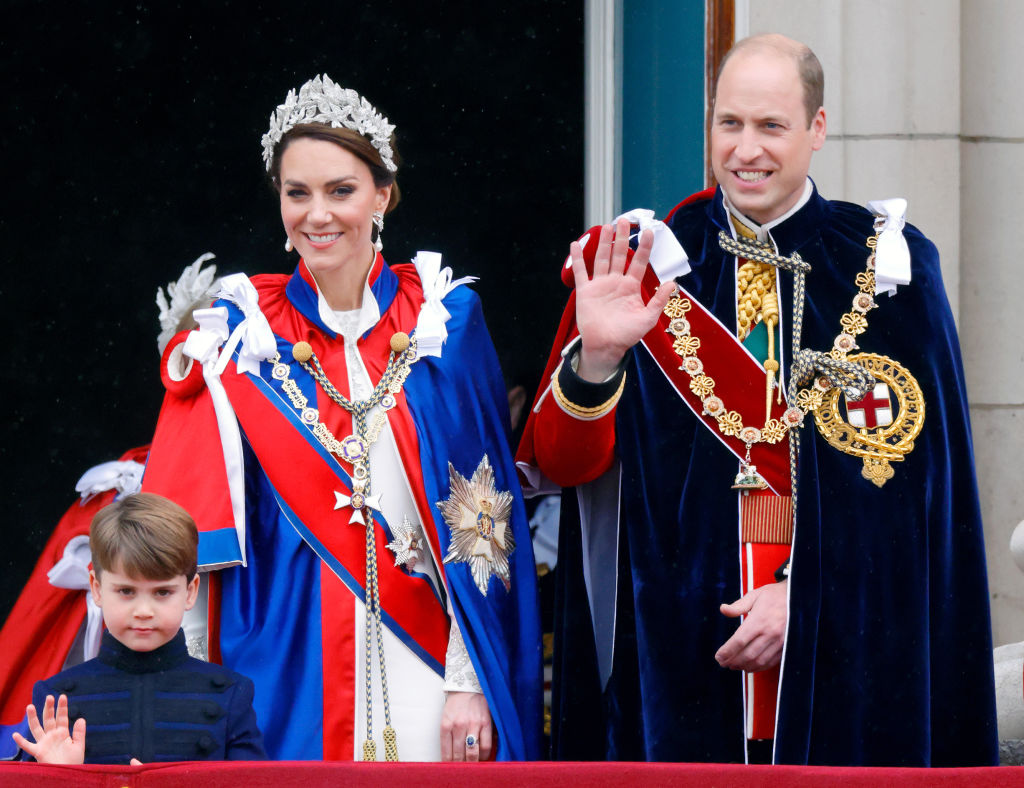 Kate Middleton, pe balconul Palatului Buckingham, alături de Prințul William și Louis, după încoronarea Regelui Charles