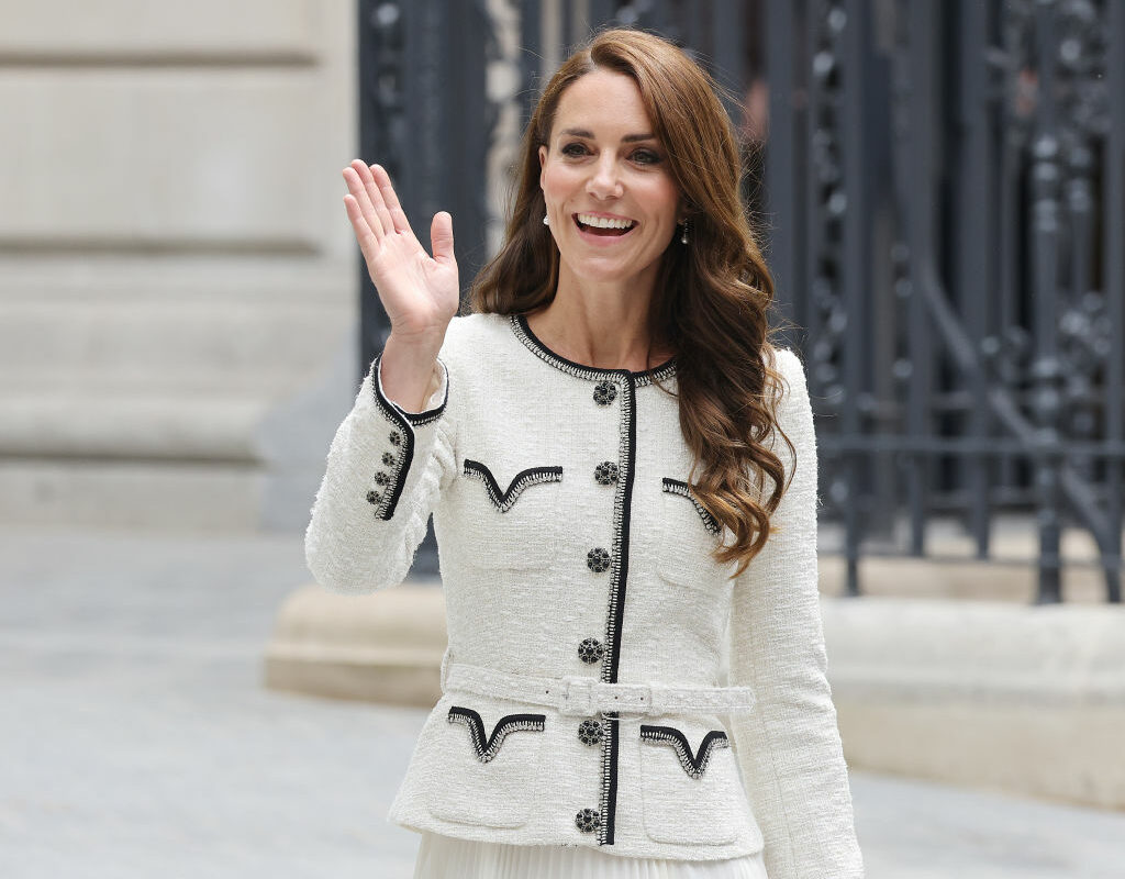 Kate Middleton, într-un costum alb cu detalii de culoare neagră, la un eveniment regal