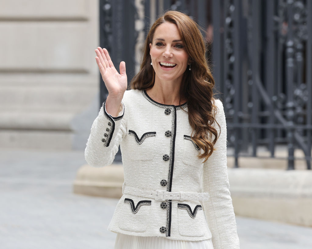 Kate Middleton, într-un costum alb cu detalii de culoare neagră, la un eveniment regal