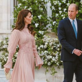 Kate Middleton și Prințul William, la nunta din Iordania, îmbrăcați elegant