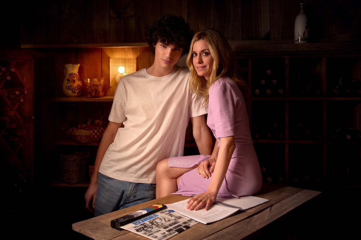 Hugo și Ines, rolurile principale ale serialului Secret Obsession, într-un birou, cu o lumină difuză