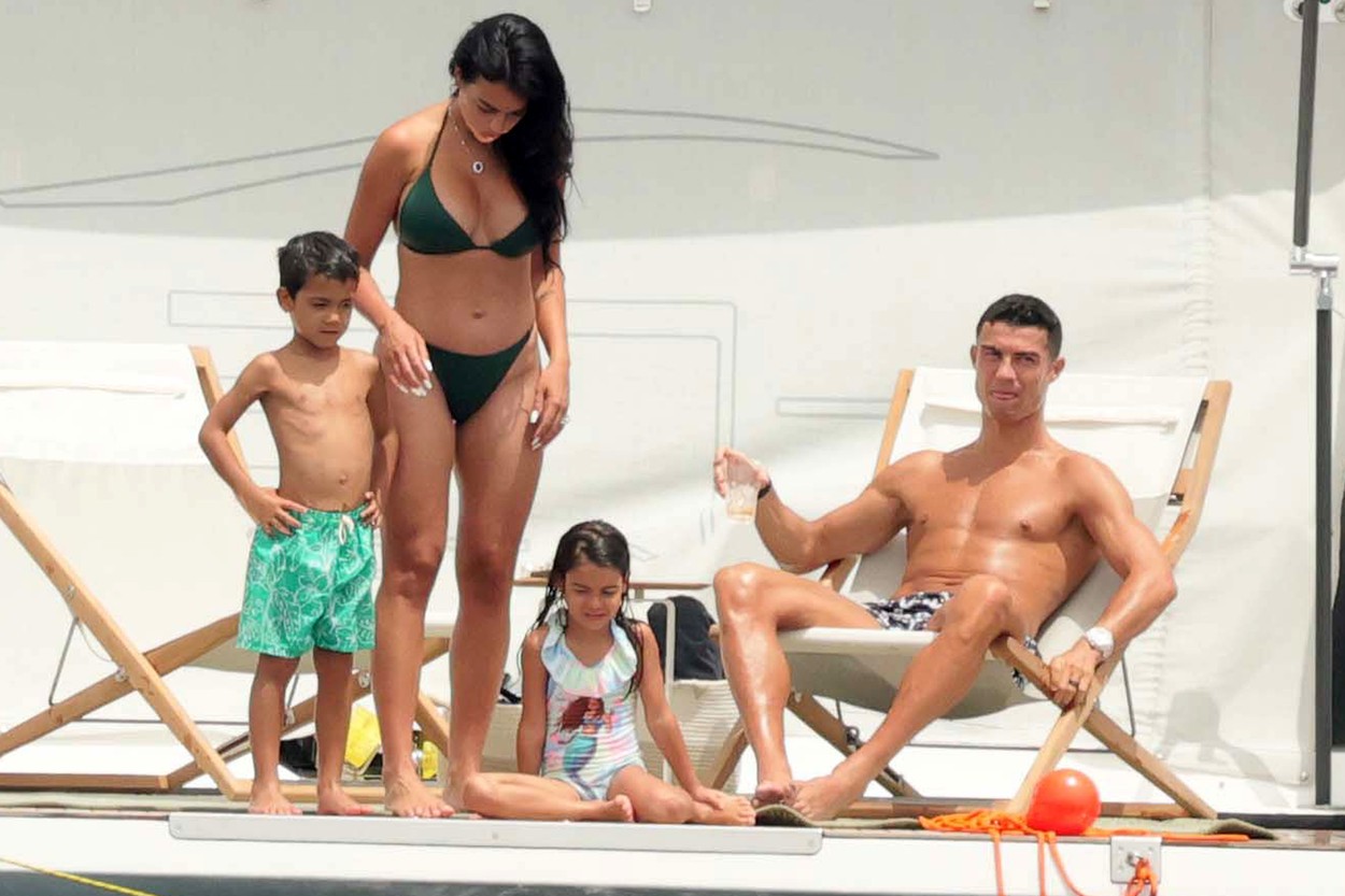 Georgina Rodriguez, într-un costum de baie, pe un iaht, alături de copii și Cristiano Ronaldo