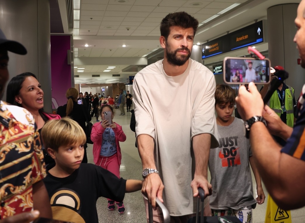Gerard Pique în aeroport în Miami, alături de cei doi copii ai săi