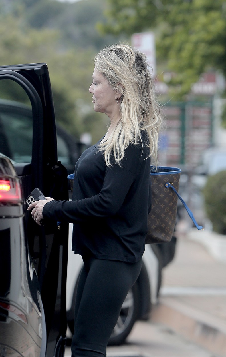 Heather Locklear, fotografiată în timp ce urcă în mașina logodnicului ei