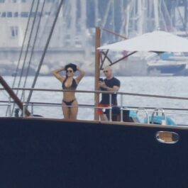 Jeff Bezos în timp ce o fotografiază pe Lauren Sanchez la bordul iahtului său