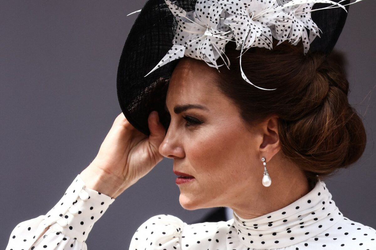 Kate Middleton, într-o rochie albă cu buline, cu o pălărie asortată