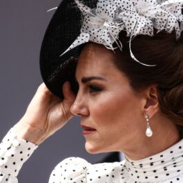 Kate Middleton, într-o rochie albă cu buline, cu o pălărie asortată
