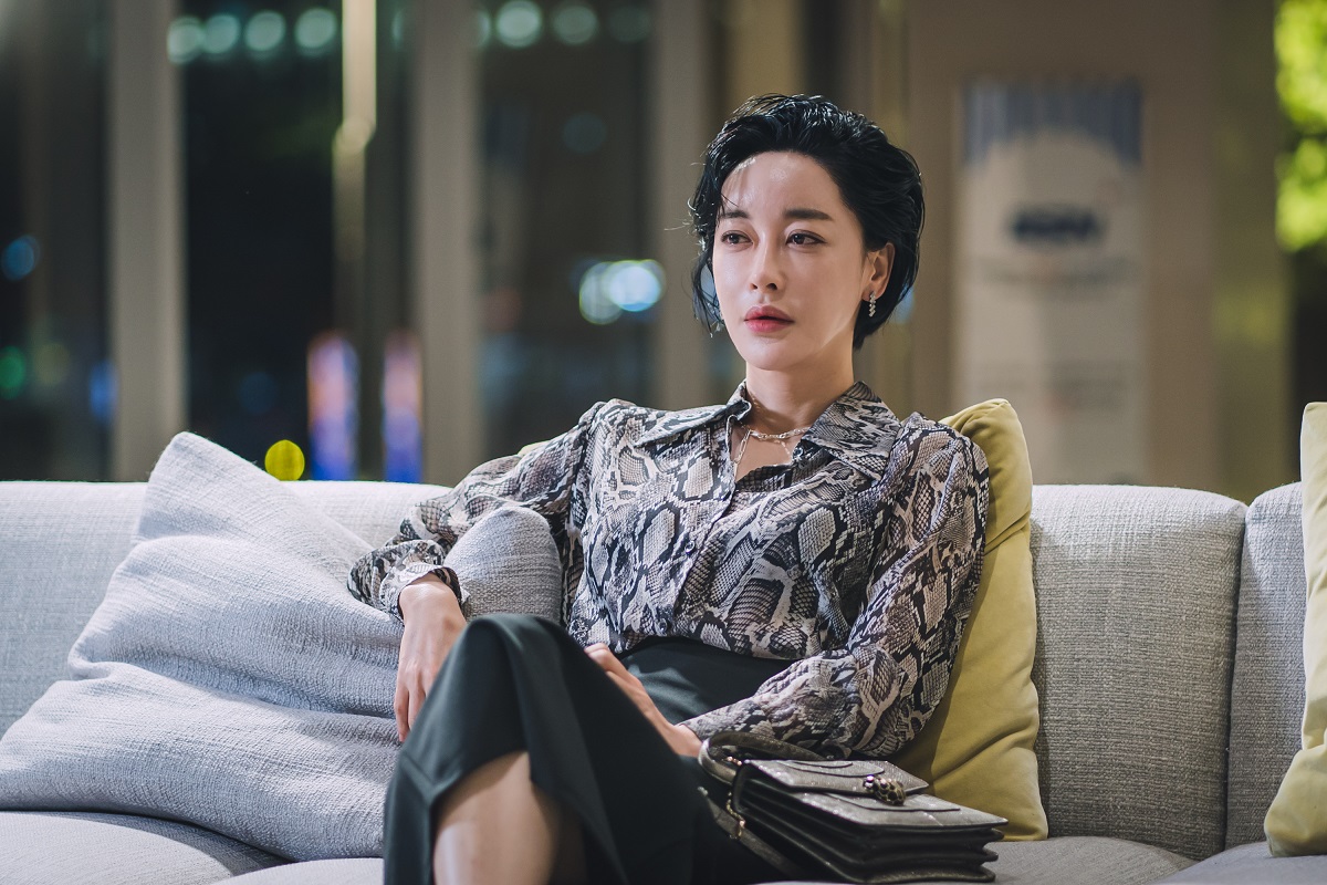 Kim Hye-eun în timp ce stă pe o canapea într-o scenă din The Road: The Tragedy of One