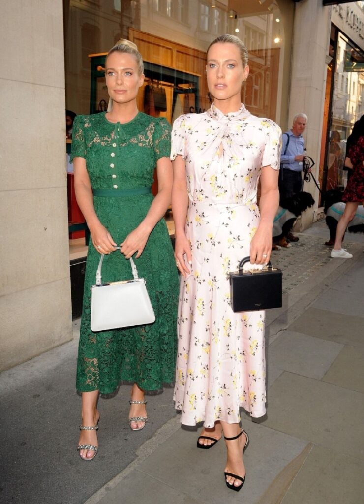 Lady Eliza Spencer și Lady Amelia Spencer în timp ce pozează într-o rochie verde și una albă la o petrecere din Londra