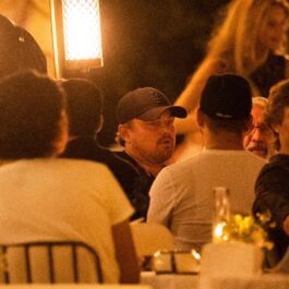 Leonardo DiCaprio la o masă din Paris