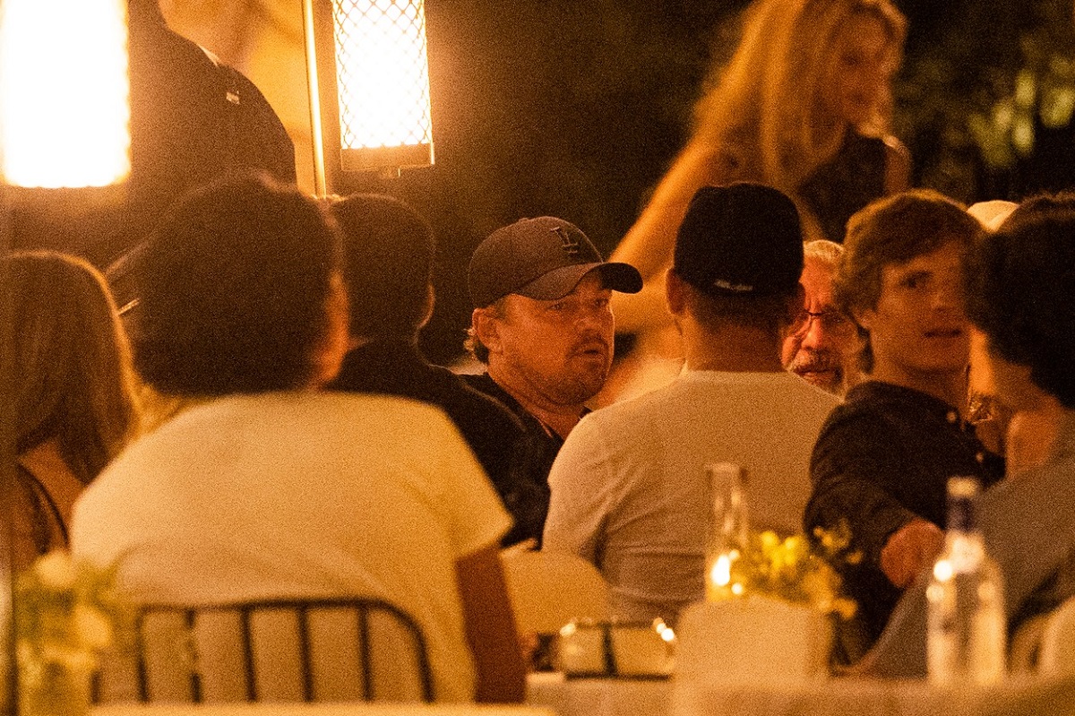 Leonardo DiCaprio la o masă din Paris