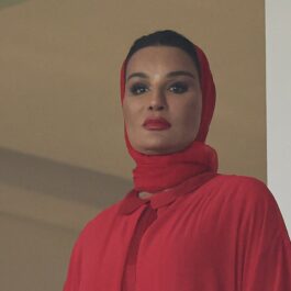 Moza bint Nasser Al-Missned din Qatar, într-o ținută roșie, machiată puternic