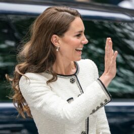 Kate Middleton, zâmbioare, în timp ce le face cu mâna fanilor