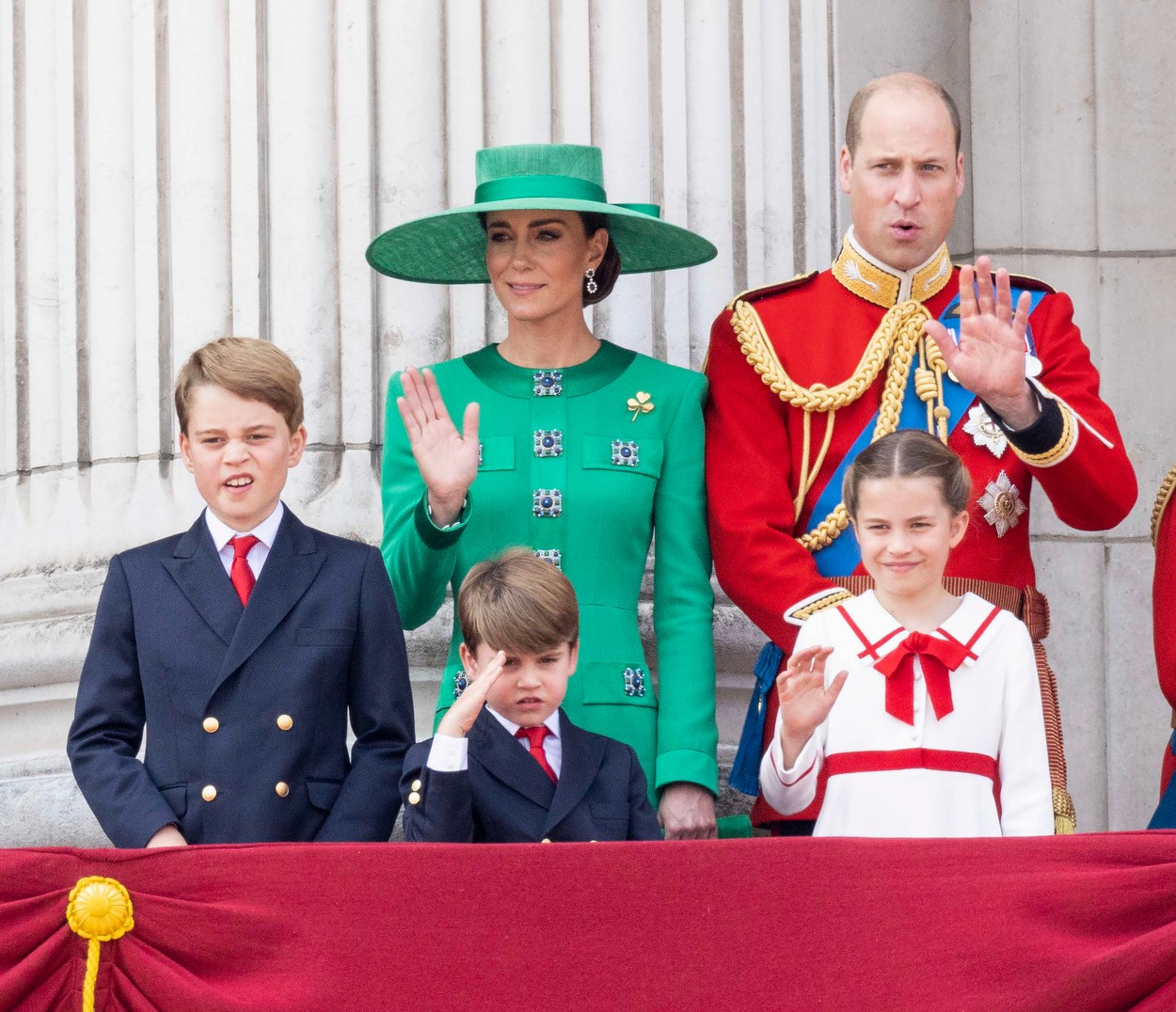 Kate Middleton și Prințul William alături de cei trei copii la balconul Palatului Buckingham