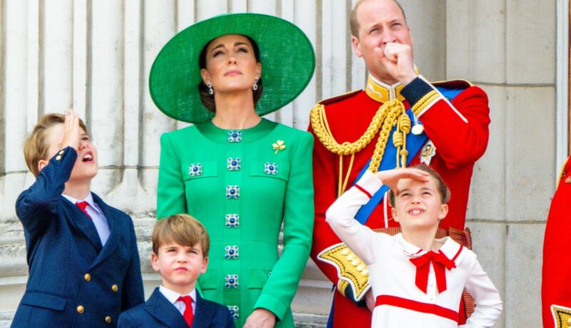 Prințul William s-a fotografiat cu cei trei copii pentru a sărbători Ziua Tatălui. Imaginea emoționantă a intrat rapid la inimile fanilor