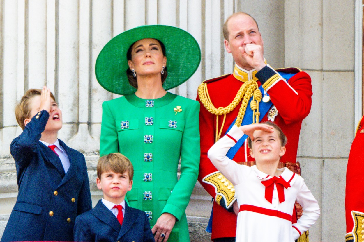 Prințul William alături de familia sa, pe balconul Palatului Buckingham