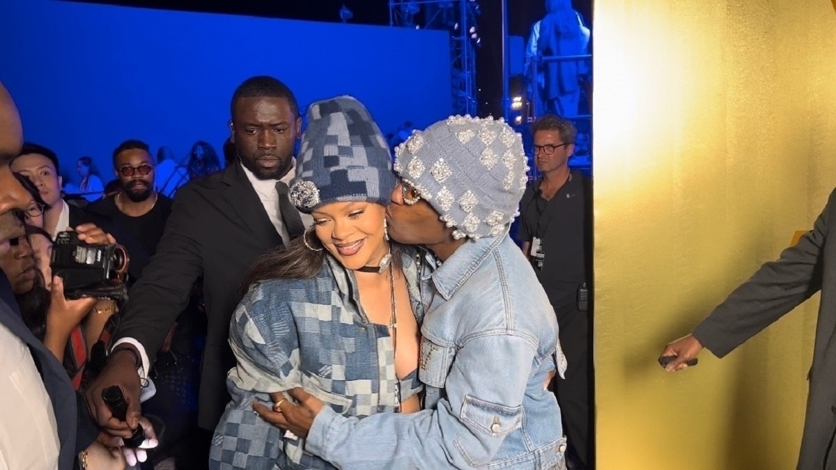 Rihanna și A$AP Rocky în timp ce se sărută după un show Louis Vuitton din Paris
