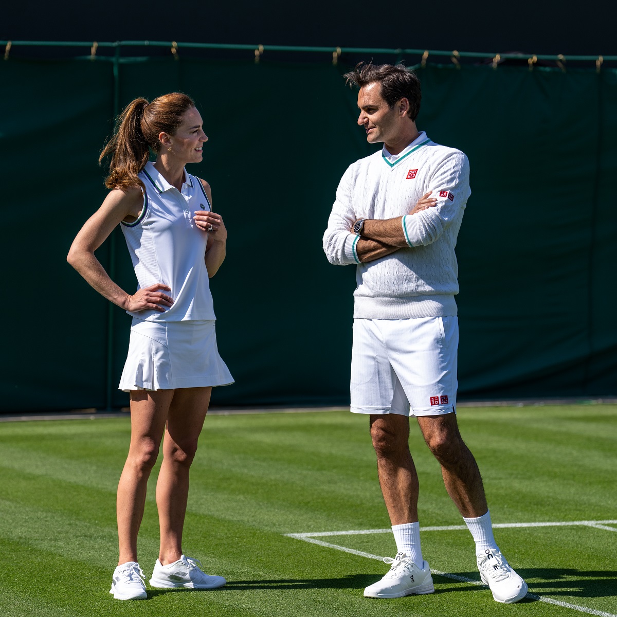 Kate Middleton și Roger Federer în timp ce discută pe terenul de tenis