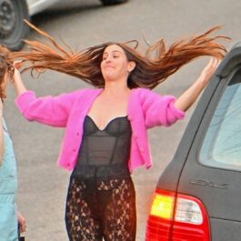 Scout Willis, într-o ținută sexy, cu părul în vânt, lângă mașina personală