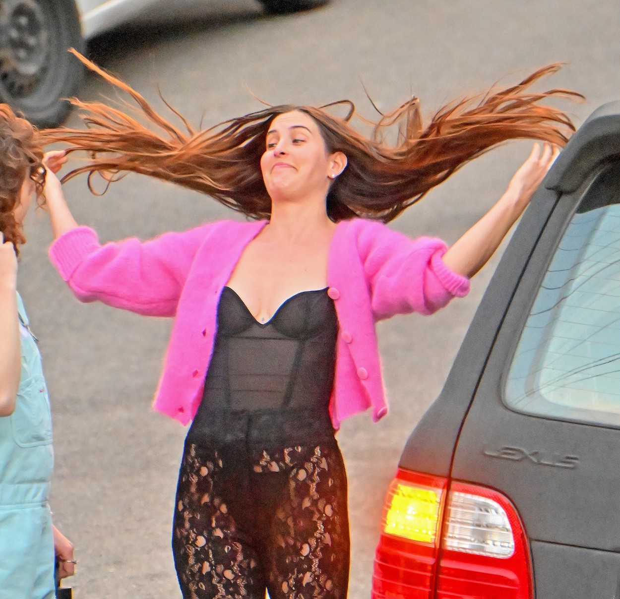 Scout Willis, într-o ținută sexy, cu părul în vânt, lângă mașina personală