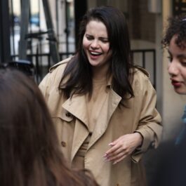 Selena Gomez râde cu fanii în Paris, în timp ce aceștia îi cer să facă fotografii