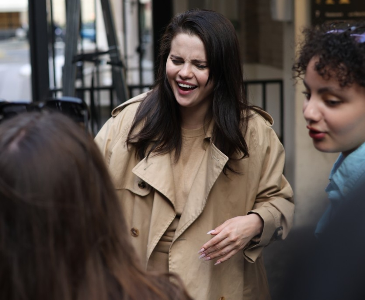 Selena Gomez râde cu fanii în Paris, în timp ce aceștia îi cer să facă fotografii
