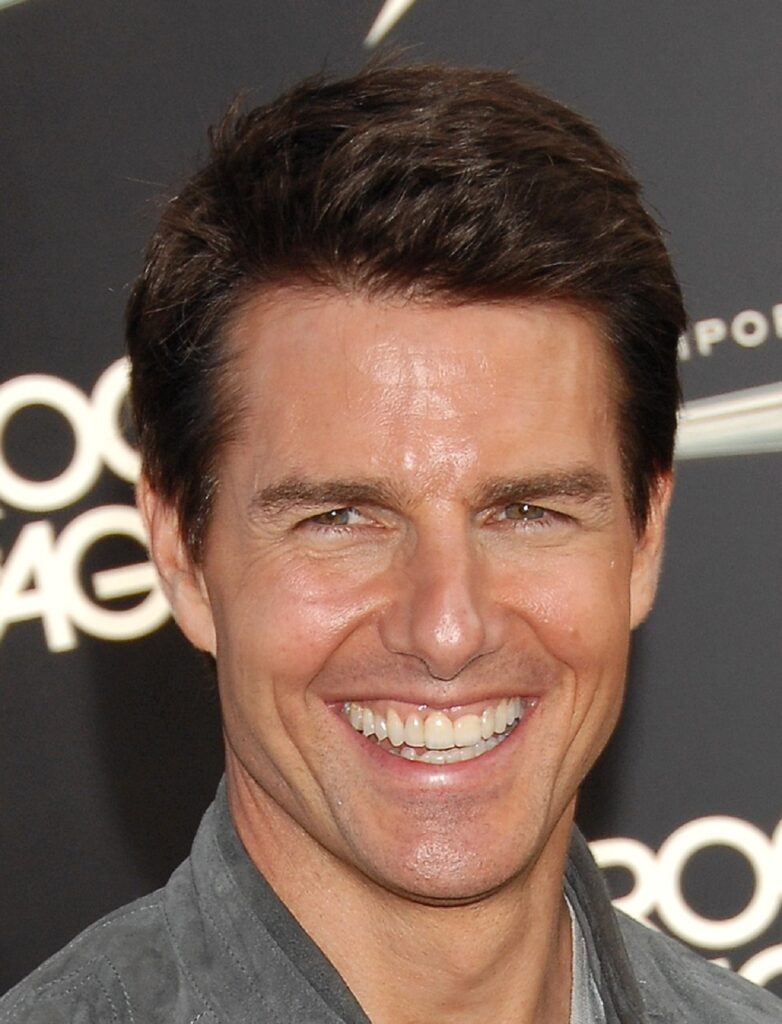 Tom Cruise în timp ce zâmbește la premiera Rock of Ages