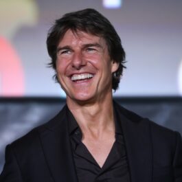 Tom Cruise în timp ce participă la premiera Top Gun din Mexic