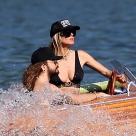 Heidi Klum și Tom Kaulitz stau împreună pe o barcă în timpul vacanței din Italia