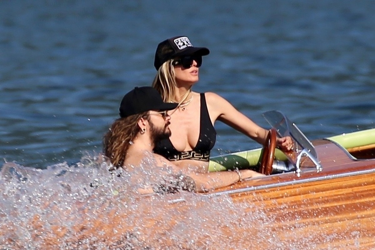 Heidi Klum și Tom Kaulitz stau împreună pe o barcă în timpul vacanței din Italia