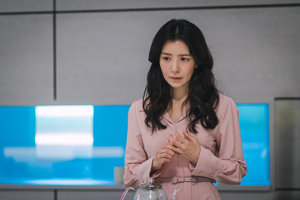 Yoon Se-ah într-o rochie roz, fiind una dintre actrițele principale din The Road: The Tragedy of One