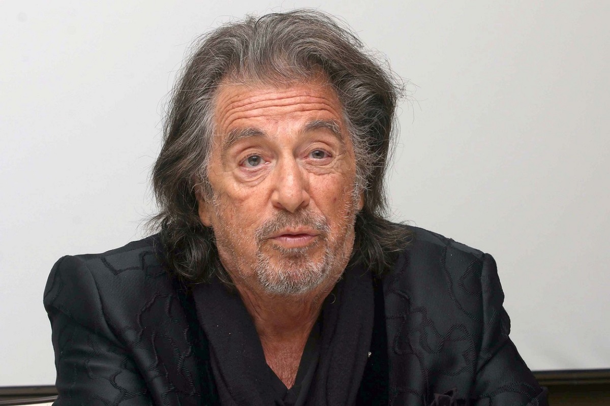 Al Pacino în timpu unei conferințe de presă înainte să devină tată pentru a patra oară