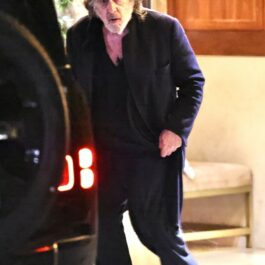 Al Pacino, la ieșirea dintr-un restaurant, în timp ce se urca în mașină