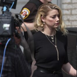 Amber Heard în timp ce părăsește judecătoria din Virginia în luna iunie 2022