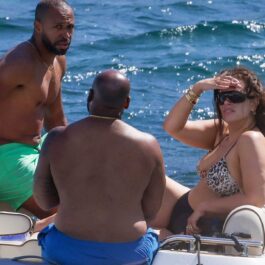 Ashley Graham alături de soțul său, Justin Ervin și un alt bărbat pe o barcă în Saint Tropez