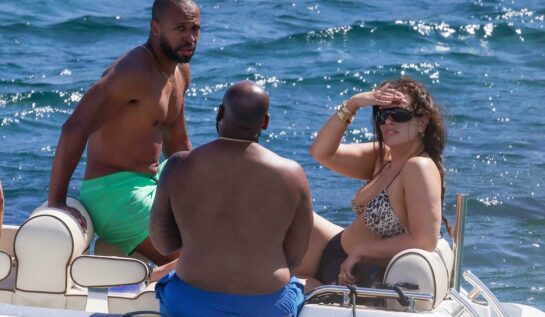 Ashley Graham s-a pozat într-un costum de baie din două piese. Modelul se află în vacanță alături de soțul său în Saint Tropez