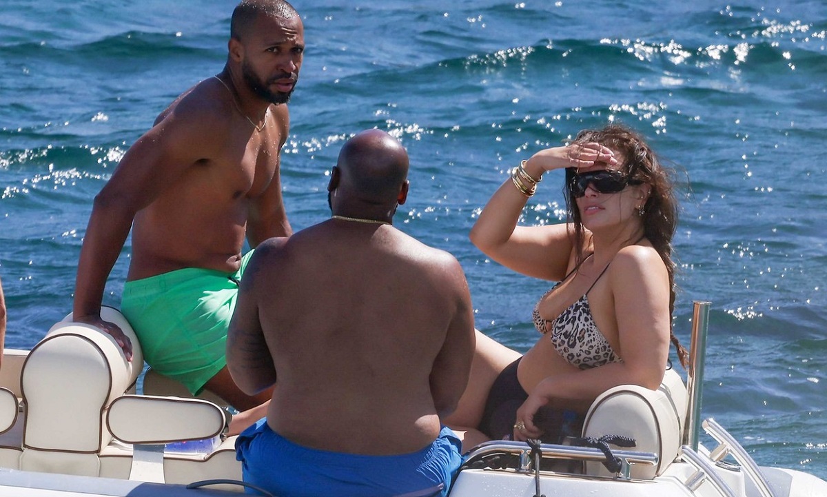 Ashley Graham alături de soțul său, Justin Ervin și un alt bărbat pe o barcă în Saint Tropez