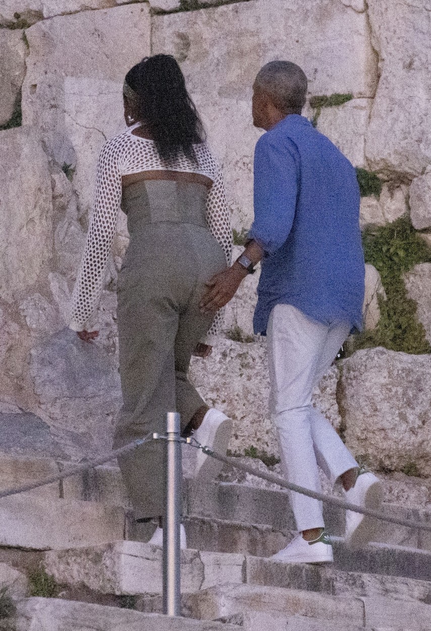 Barack Obama îi pune mâna pe posterior soției sale, Michelle