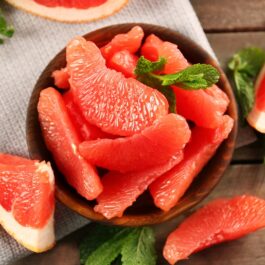 Un bol mare plin cu felii de grapefruit pentru a ilustra beneficiile acestuia pentru organism