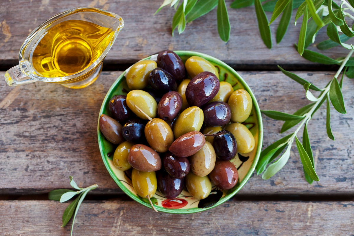 Un castron plin cu diferite soiuri de măsline pentru a ilustra beneficiile acestora pentru consum