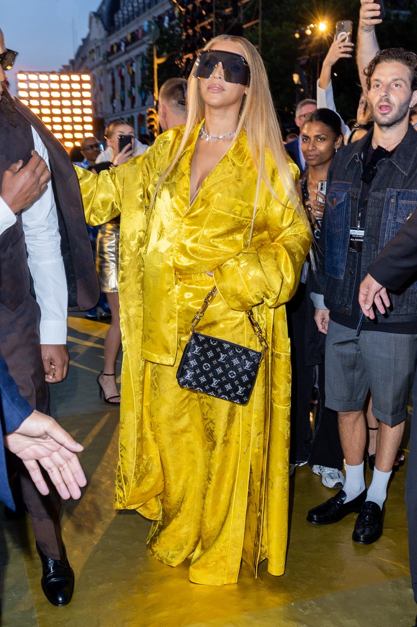 Beyonce, într-o ținută Louis Vuitton de culoare galbenă și ochelari de soare supradimensionați