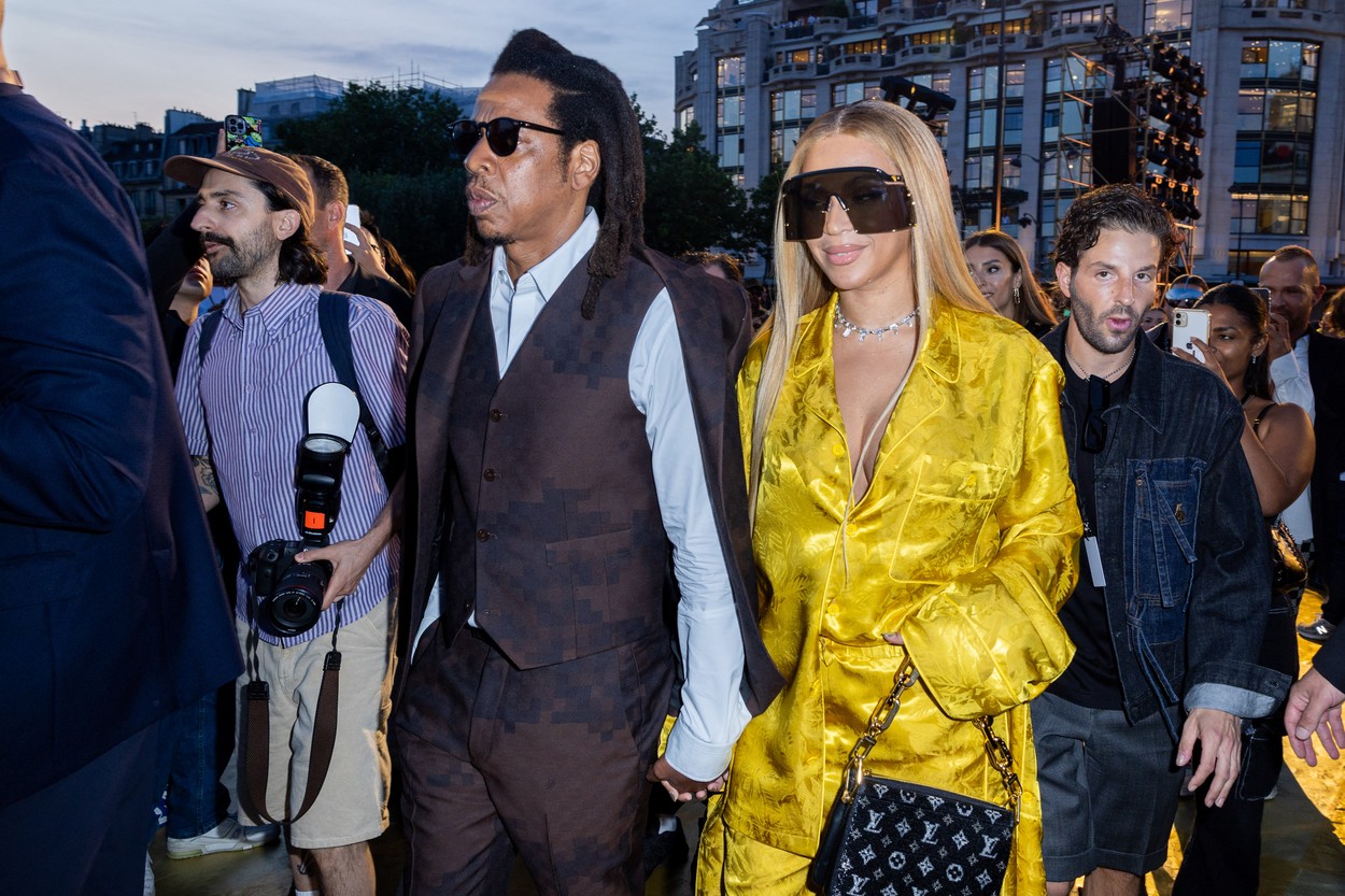 Beyonce de mână cu Jay-Z, la show-ul Louis Vuitton, în ținute elegante